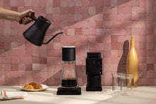 Cargar imagen en el visor de la galería, Fellow Stagg EKG Pro Electric Pouring Kettle - 0.9 Litres | Matte Black (UK Plug)
