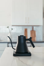Cargar imagen en el visor de la galería, Fellow Stagg EKG Pro Electric Pouring Kettle - 0.9 Litres | Matte Black (UK Plug)
